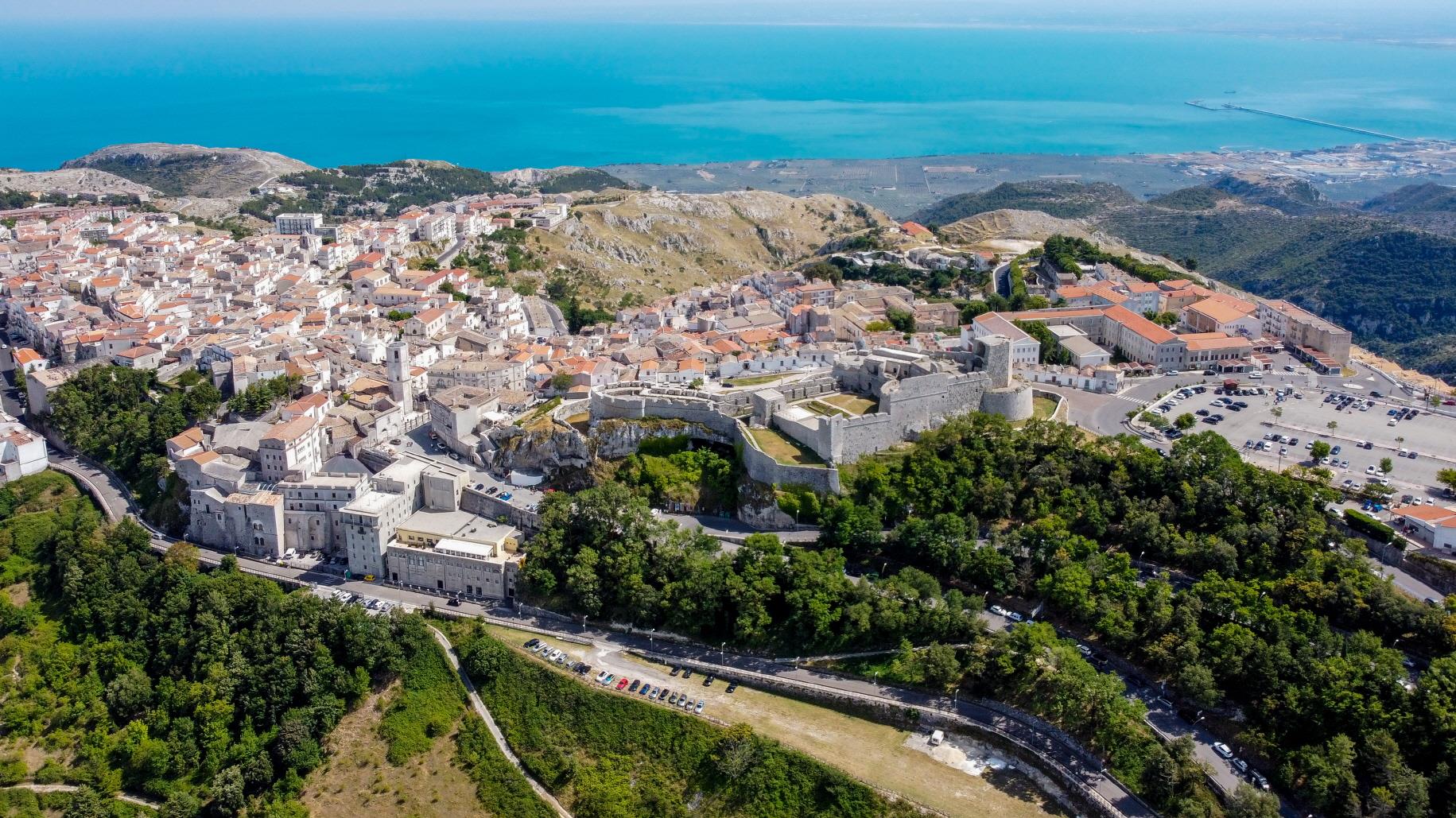 몬테 산탄젤로 성  Monte Sant Angelo