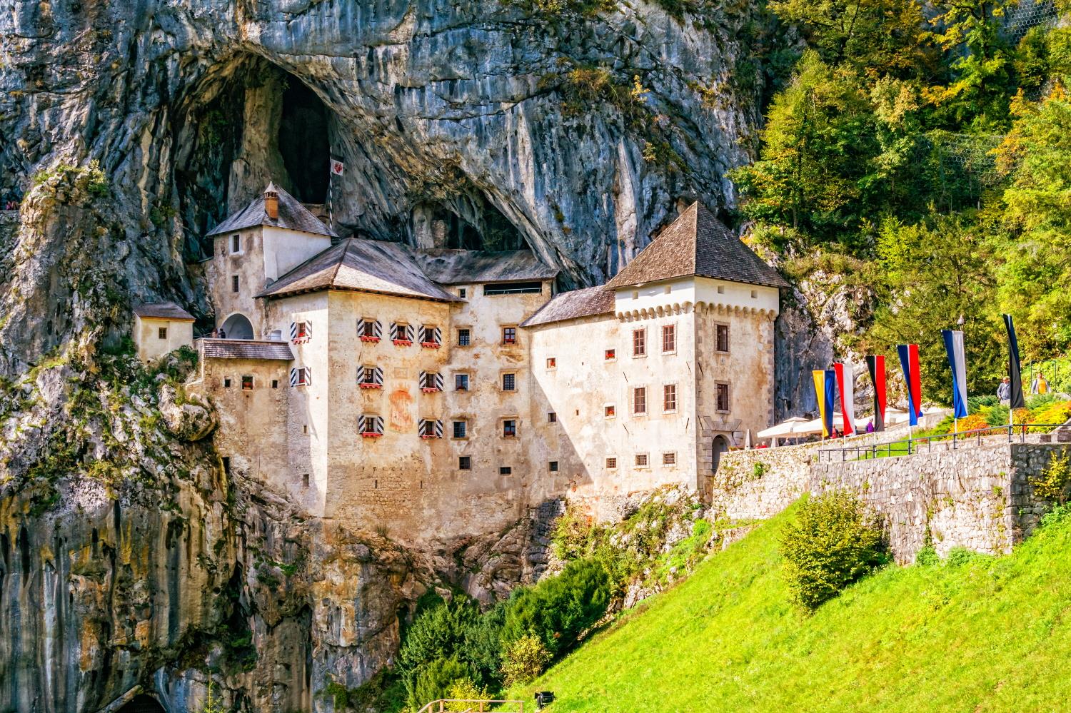 프레드야마 성  Predjama Castle