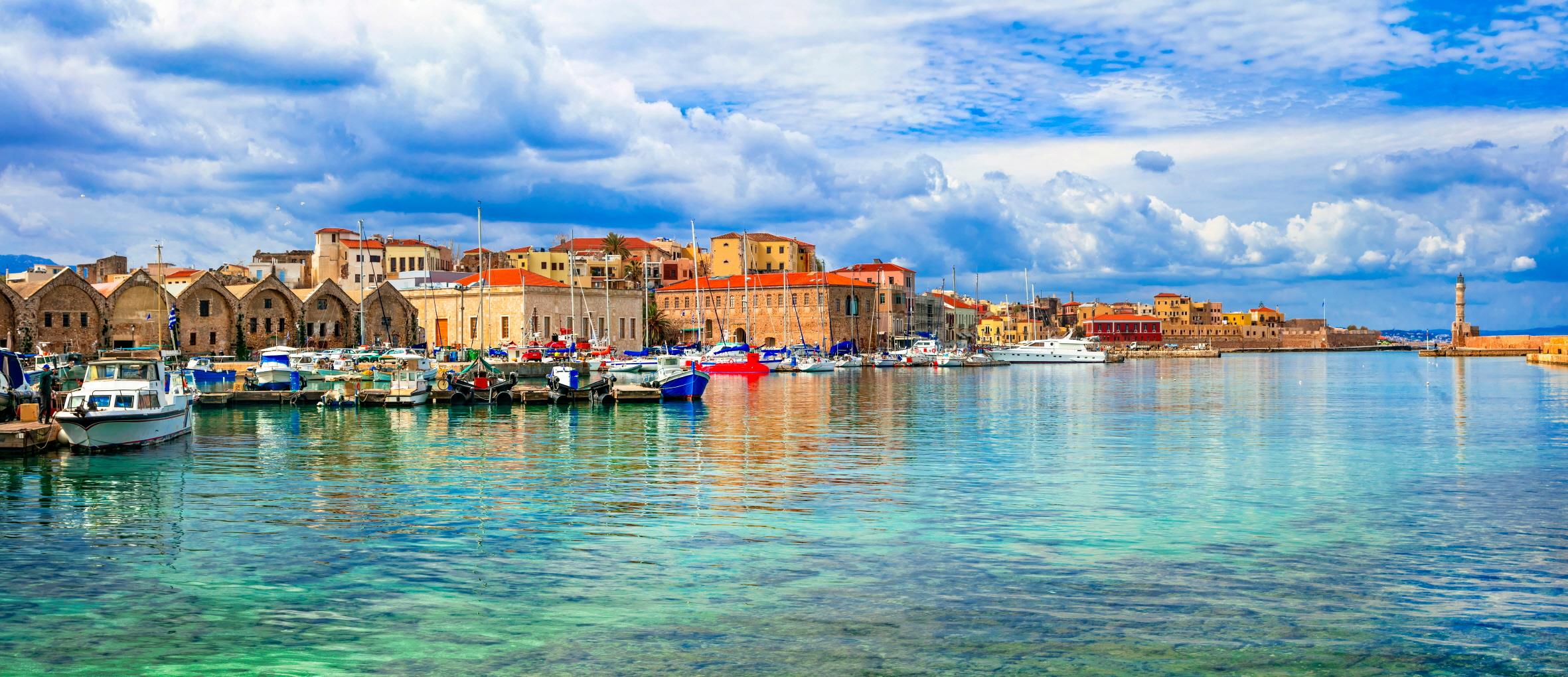 하니아 옛항구와 등대  the old Venetian harbor and lighthouse of Chania