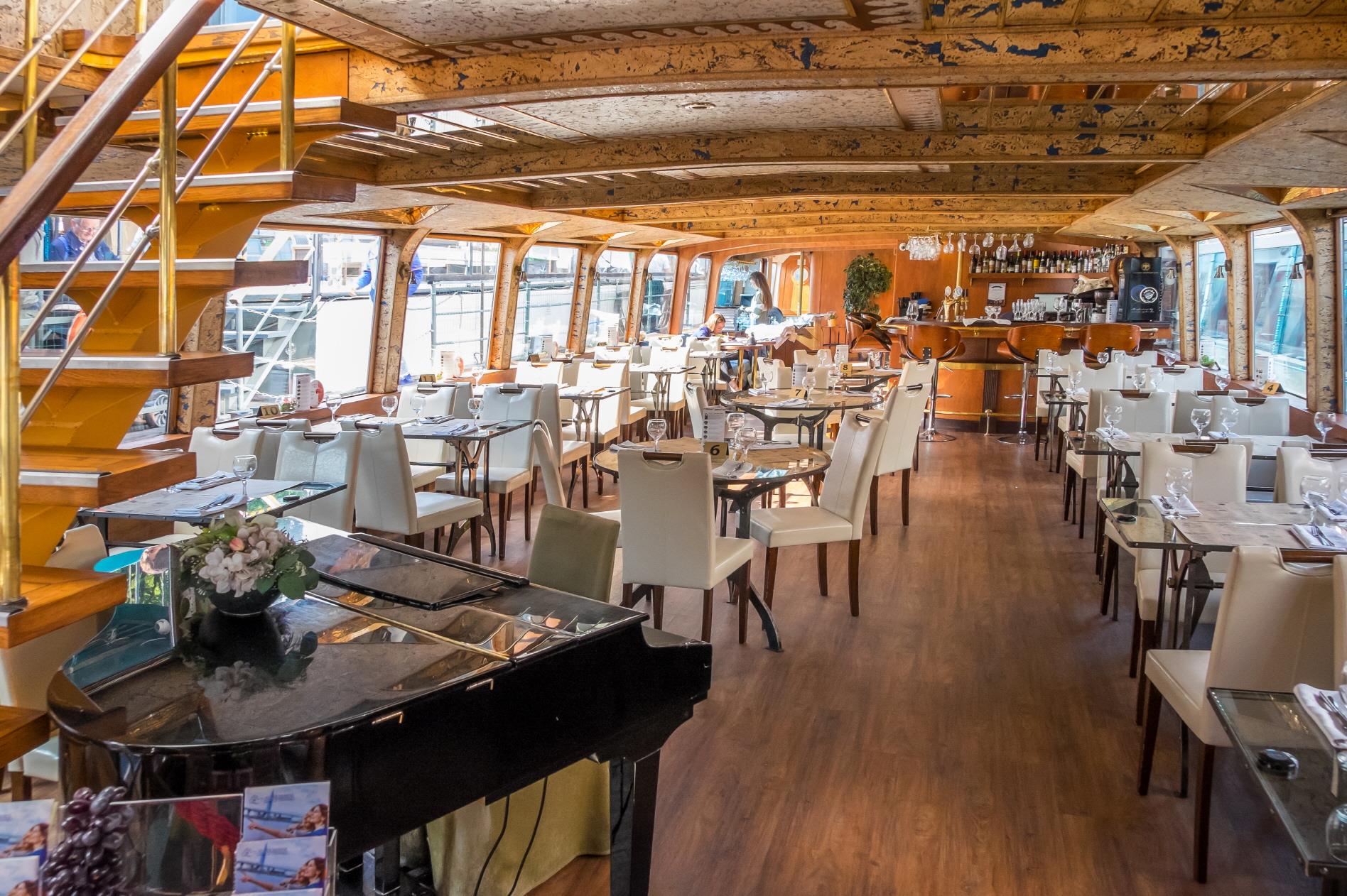 상트 페테르부르크 네바강 선상식  Neva River Cruise Lunch