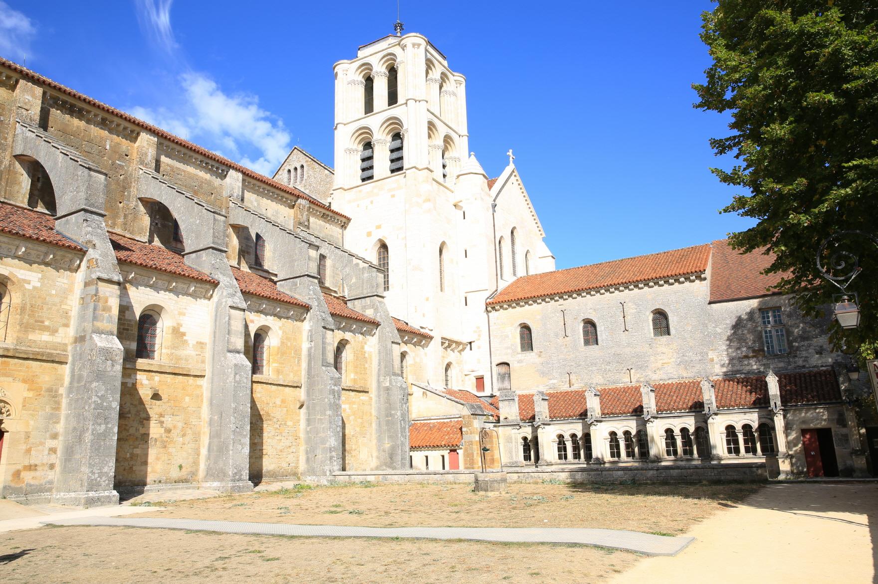 베즐레 수도원과 마을  Sainte-Marie-Madeleine Basilica in Vezelay