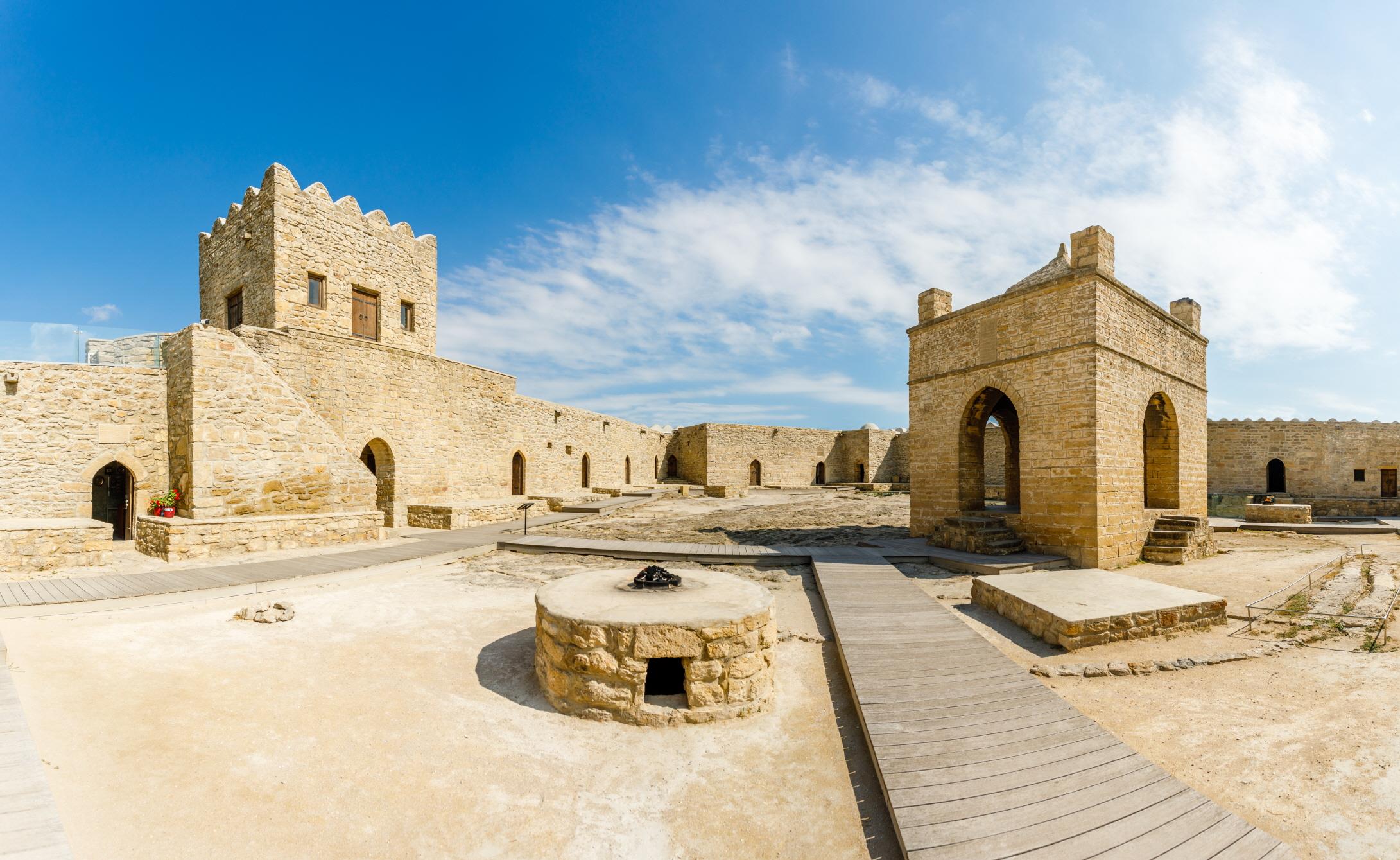 아테쉬카 사원  Ateshgah Zoroastrian Fire Temple