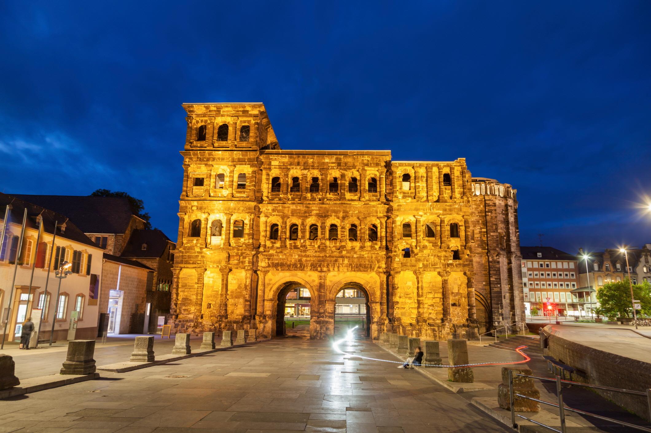 포르타 니그라  Porta Nigra